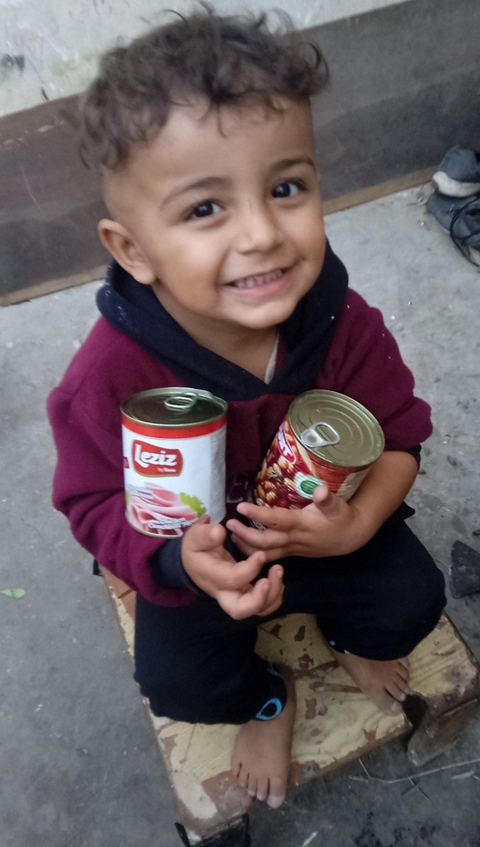 HamadaS72862's tweet photo. I want to express my gratitude to you for your help for me and my child, despite the high prices. This is what we were able to buy from canned food. I hope you support us in any amount, because everything in the market is expensive https://t.co/aQDMeXP3pn https://t.co/1eozihHCfo