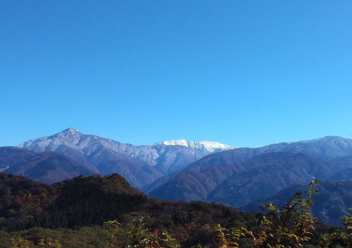 hosilove's tweet photo. 今日は待ちに待った快晴☀
そして、トレッキング日和…

寝不足で少し心配していたのだが、なんとか頂上まで🗻
今年、最高の眺望が待っていた！
#尖山頂上
#立山連峰　#初冠雪
#立山　#劔岳　#大日岳
#薬師岳　#弥陀ヶ原 https://t.co/2gODyyMiPO