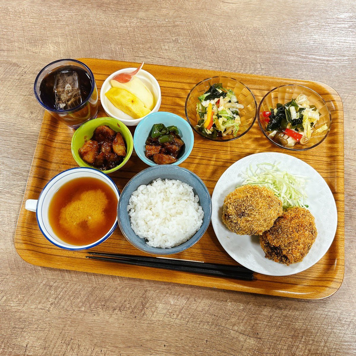 D_FarmKitchen's tweet photo. 今日のランチはフルーツDAY🍎🍍
めっきり寒くなり果物も夏、秋というよりもう冬な感じです！そんな寒〜い日に少しほっこりしてもらおうと、私のわがままでりんご���可愛いうさぎちゃんに🐇して欲しい‼️と依頼しました😁期待通り‼️
包丁さばきの器用な２人ががんばってくれました！ https://t.co/7MvVRq93zp