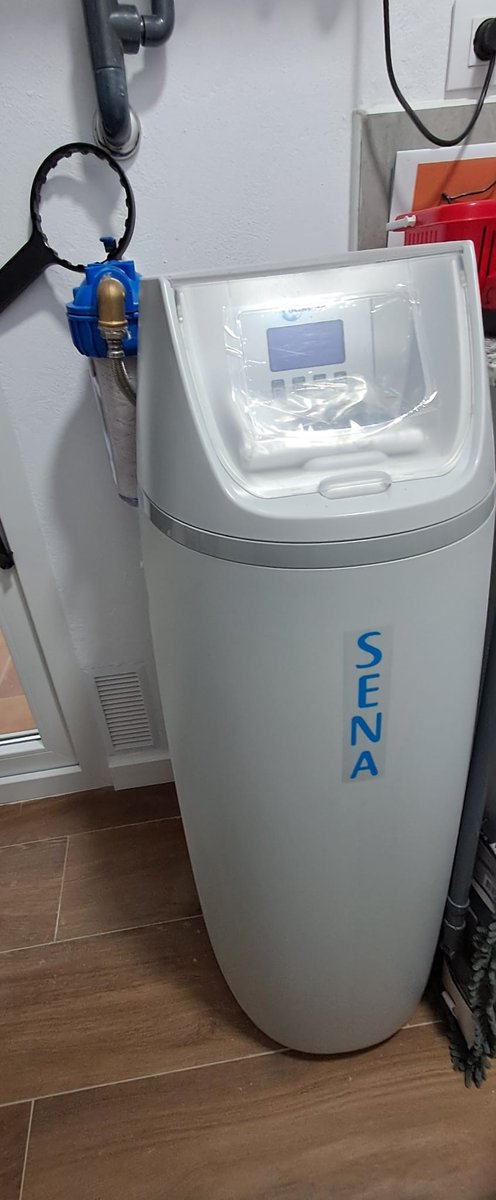 instajecal's tweet photo. Instalación DESCALCIFICADOR @SalvadorEscoda   para vivienda, sirve para eliminar el exceso de la cal que hay en el agua, previene de las constantes reparaciones a los grifos y sanitarios, ya que la acumulación de cal puede causar manchas e incrustaciones en toda la instalación. https://t.co/pVFFRUZL4w