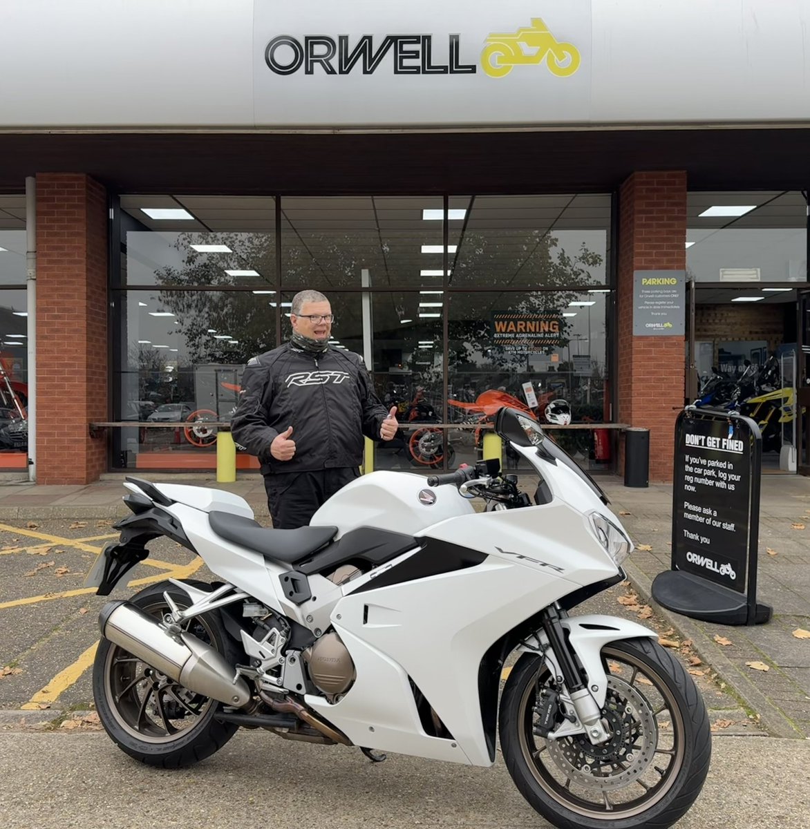 🏍🔥🏍New Bike Day!!🏍🔥🏍

Here is Stu collecting his awesome VFR 800 this morning😎👏🏼

Great to see you as always Stu! Enjoy your new bike &amp; ride safe😁🏍️

#Orwellmotorcycles #newbikeday #newbikedayisthebestday