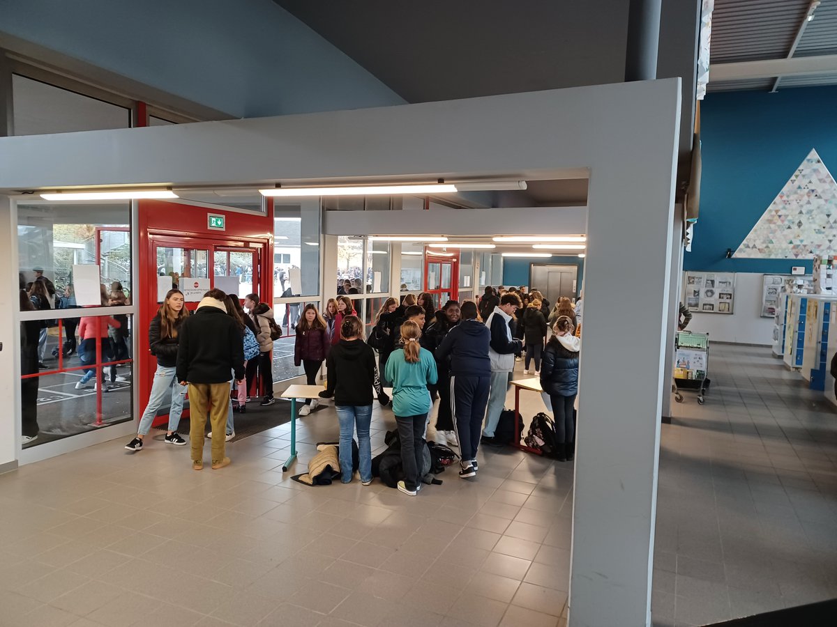 acstrasbourg's tweet photo. @OlivierKlein93 @G_Dreyer_ @jftavernier @CelineMourot @anglaret_jo @morganejrmartin 📍Au collège Sébastien Brandt à Eschau, les élèves ambassadeurs #pHAre ont fabriqué des rubans verts qui ont ensuite été distribués à tous leurs camarades. Ce ruban symbolise la lutte contre le harcèlement scolaire dans l'établissement. https://t.co/Zit7Meq1Sm