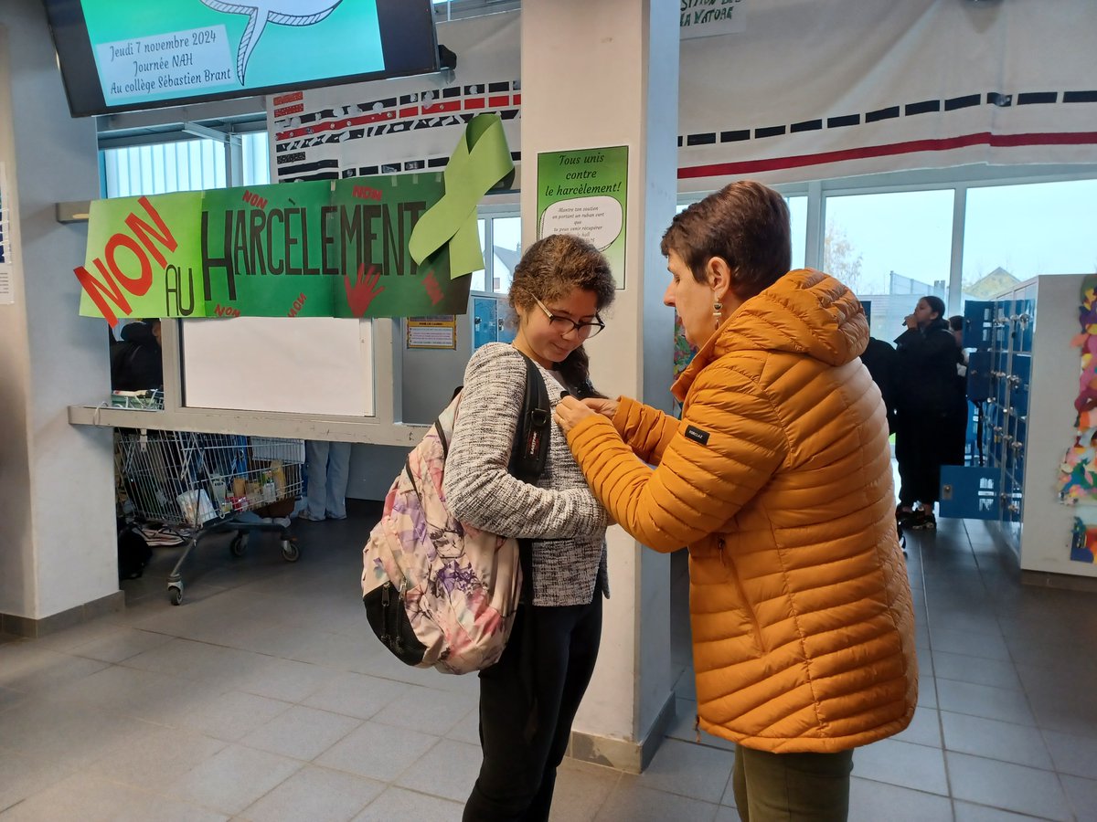 acstrasbourg's tweet photo. @OlivierKlein93 @G_Dreyer_ @jftavernier @CelineMourot @anglaret_jo @morganejrmartin 📍Au collège Sébastien Brandt à Eschau, les élèves ambassadeurs #pHAre ont fabriqué des rubans verts qui ont ensuite été distribués à tous leurs camarades. Ce ruban symbolise la lutte contre le harcèlement scolaire dans l'établissement. https://t.co/Zit7Meq1Sm
