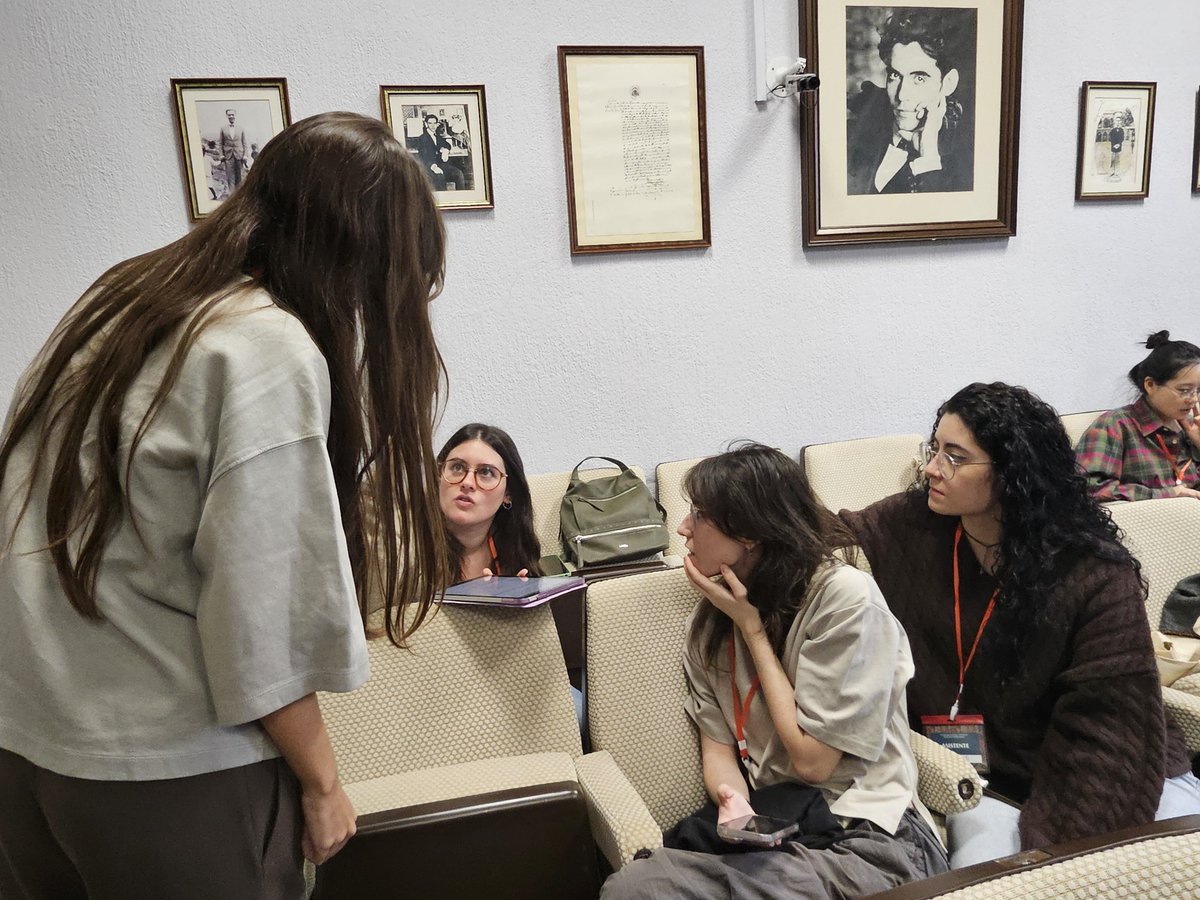JSinologos's tweet photo. Continuamos en el #IIISEJOS con el fascinante taller de Lourdes Gay-Punzano, "La competencia cultural en traducción: mucho más que acumular conocimientos". https://t.co/FM8icG23fF