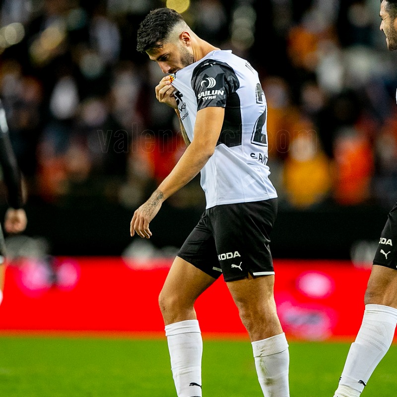 valenciacf's tweet photo. 💬 Entrevista a @crispiccini en L'informatiu de #VCFMedia

🗣️ “Valencia es nuestra casa y los valencianos nuestra gente”

➡️ El exfutbolista del @valenciacf ha ayudado a los afectados de la DANA con más de 3.000 kg de alimentos

UNITS COM SEMPRE 🦇 #ADNVCF