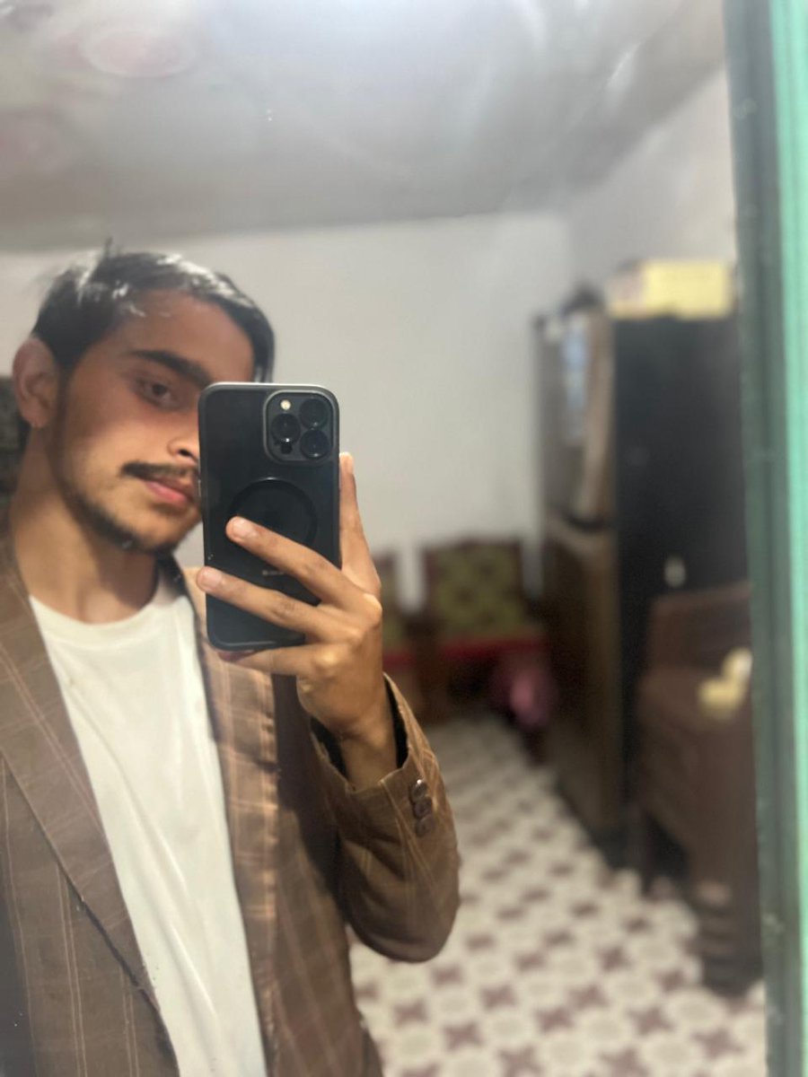 آئینہ دیکھ اپنا سا منہ لے کے رہ گئے

صاحب کو دل نہ دینے پہ کتنا غرور تھا