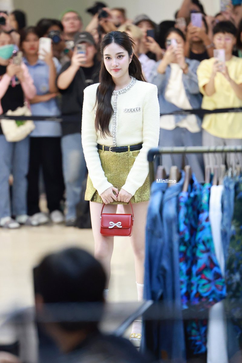 Minlime_'s tweet photo. The princess arrived🥹

SAROCHA OPENING SELF PORTRAIT
#SelfPortraitxFreen
#srchafreen https://t.co/hRENtVEWtc