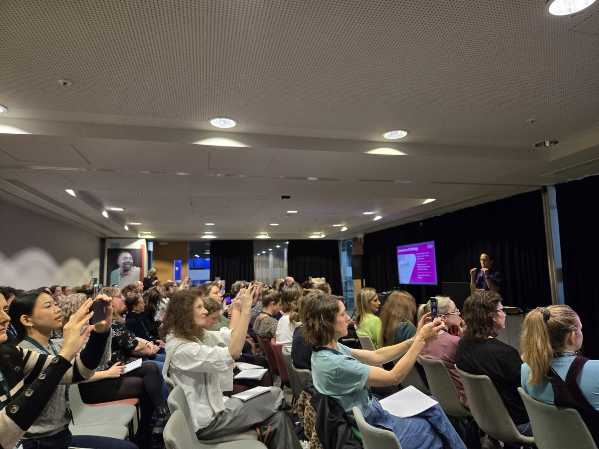 It would seem by the number of raised arms that the scoping review findings are well on their dissemination way! 

"Strategies used by mainstream primary school teachers to teach and support self-regulation: a scoping review" - fabulous presentation by Kim <a href="/Griffin_OT/">Kim Griffin</a> #CYPF24