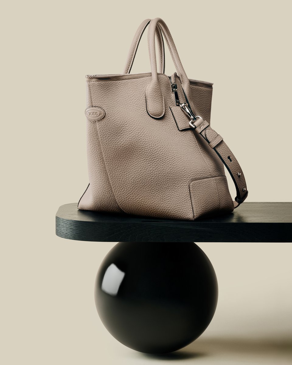Tods's tweet photo. From the T Vintage sneakers to signature phone bags, each piece in the TOD'S · X capsule collection reflects a sophisticated blend of Tod’s heritage and Global Brand Ambassador Xiao Zhan’s elegance. Discover more at: https://t.co/Gioxu59hTY
#TodsFW24 #Tods #XiaoZhan https://t.co/2UzMyuY3CN