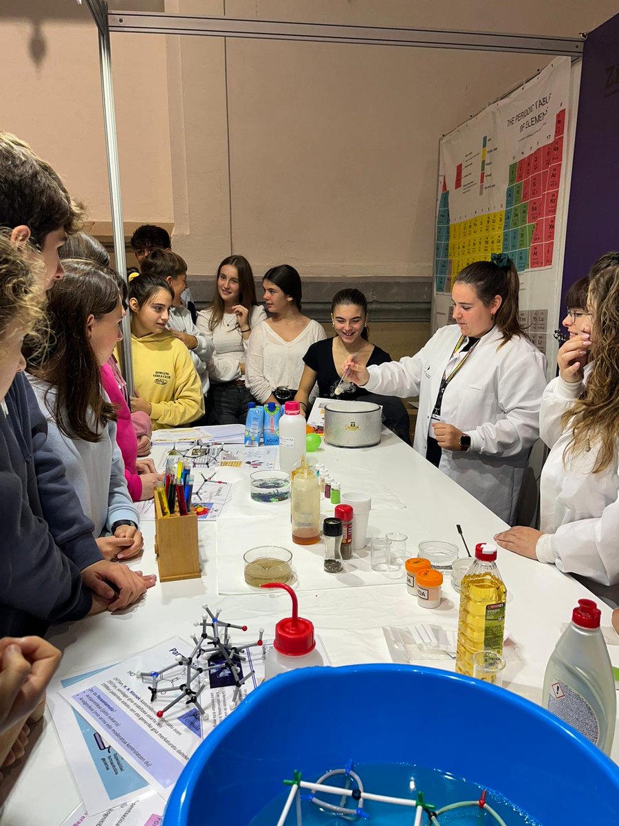 💙Gaurko taldea prest  Zientzia Astearen Bigarren jardunaldirako. Animatu eta hurbildu!👩‍🔬⚗️
💙Nuestro equipo ya está preparado para la segunda jornada de Zientzia Astea. ¡Anímate y ven!👨‍🔬⚗️