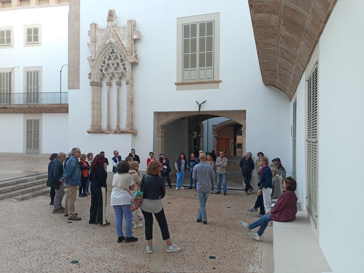 Mallorcat's tweet image. Ahir la delegació de #Palma de l'@ocbcat va fer una visita al @MuseudeMallorca i voltants, en el marc de l'activitat #PerPalmaCadaMes. Gràcies a tots els participants! 👇