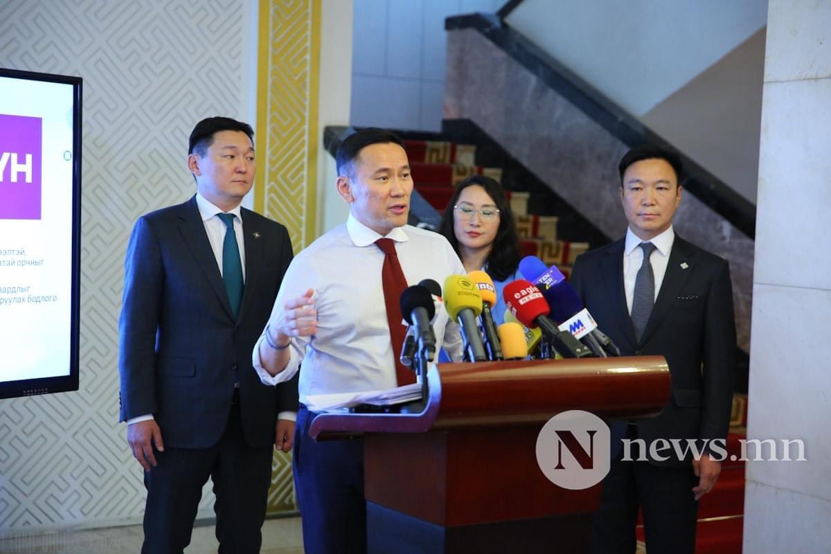 Уучлаарай, данхар төсвийг тануулж чадалгүй төсвийг 35'771'913'200'000 төгрөгөөр буюу өнгөрсөн оноос 60%-р нэмэгдүүлж, төсвийн алдагдлыг 1'907'174'400'000 төгрөгөөр батлуулчихлаа. 4-хөн сарын өмнө ард түмэнтэй хийсэн нийгмийн гэрээгээ эрх баригч улс төрийн намууд, тэдгээрийн