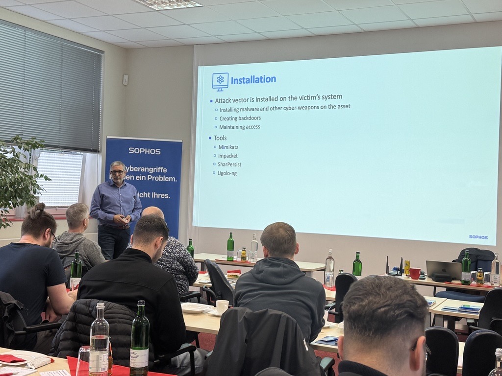 HelmichSecurity's tweet image. 💻🔒 Gestern bei Helmich IT-Security: 
Unser #LiveHacking Event mit @sophos_info! 

Phishing, VPN-Attacken und Handy-Hacks – live miterlebt und effektive Abwehrstrategien gelernt. 

Danke an Mihai Nanu, André Schorn &amp;amp; 
unseren „Holly Hacker“ Holger Hill 
helmich.de/live-hacking-e…