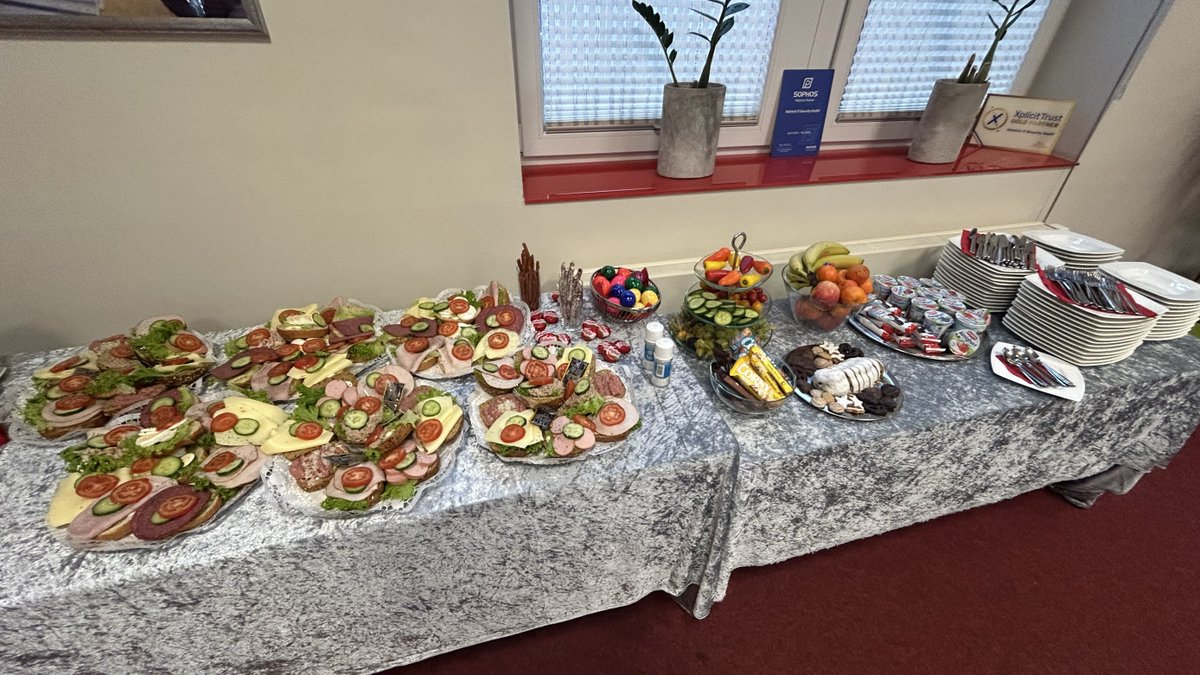 HelmichSecurity's tweet image. 💻🔒 Gestern bei Helmich IT-Security: 
Unser #LiveHacking Event mit @sophos_info! 

Phishing, VPN-Attacken und Handy-Hacks – live miterlebt und effektive Abwehrstrategien gelernt. 

Danke an Mihai Nanu, André Schorn &amp;amp; 
unseren „Holly Hacker“ Holger Hill 
helmich.de/live-hacking-e…