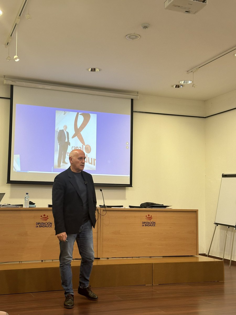 meljimcom's tweet photo. Ayer, en la #EscuelaDeTalento de @lafeup en Badajoz tuvimos una pedazo de visita: @Urbano1313 , periodista y Director de Innovación y Digital de @rtve. Nos habló de Hernán Cortes, de Broncano y de la IA, casi ná! 👀
Ha sido un verdadero placer escucharle con atención ✨ https://t.co/ZZrOd4GSaU