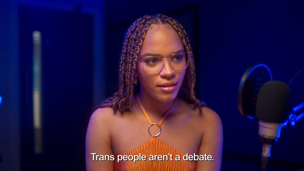 jasmineuphorie's tweet photo. Sans surprise, la saison 2 d’HEARTSTOPPER approfondit encore davantage le personnage d’Elle avec un c*is gaze quasi inexistant, en questionnant explicitement, non pas sa transidentité, mais la transphobie du monde, forçant ainsi le spectateur à l’auto-critique. https://t.co/72XSxJCosh