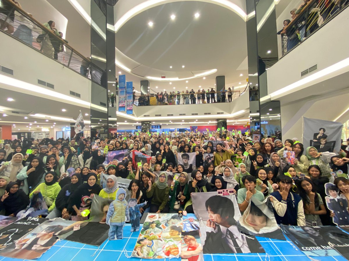 nanalee04_'s tweet photo. Thank you so much for @sijeuniparty 🥺💚 sangat sangat UWAAHHHH HEBOH SYEKALEEEEE🤣
Semua energi ku kerahkan pada noraebang ini👊 sijeuni and wayzennie gacor abieeezzz🔥🔥🔥 terima kasih banyak juga buat hadiahnya hihiii❤️
#SijeuniParty #Noraebang #NCT_AllUnit #FxSudirman https://t.co/bgJ4W4b6Fl