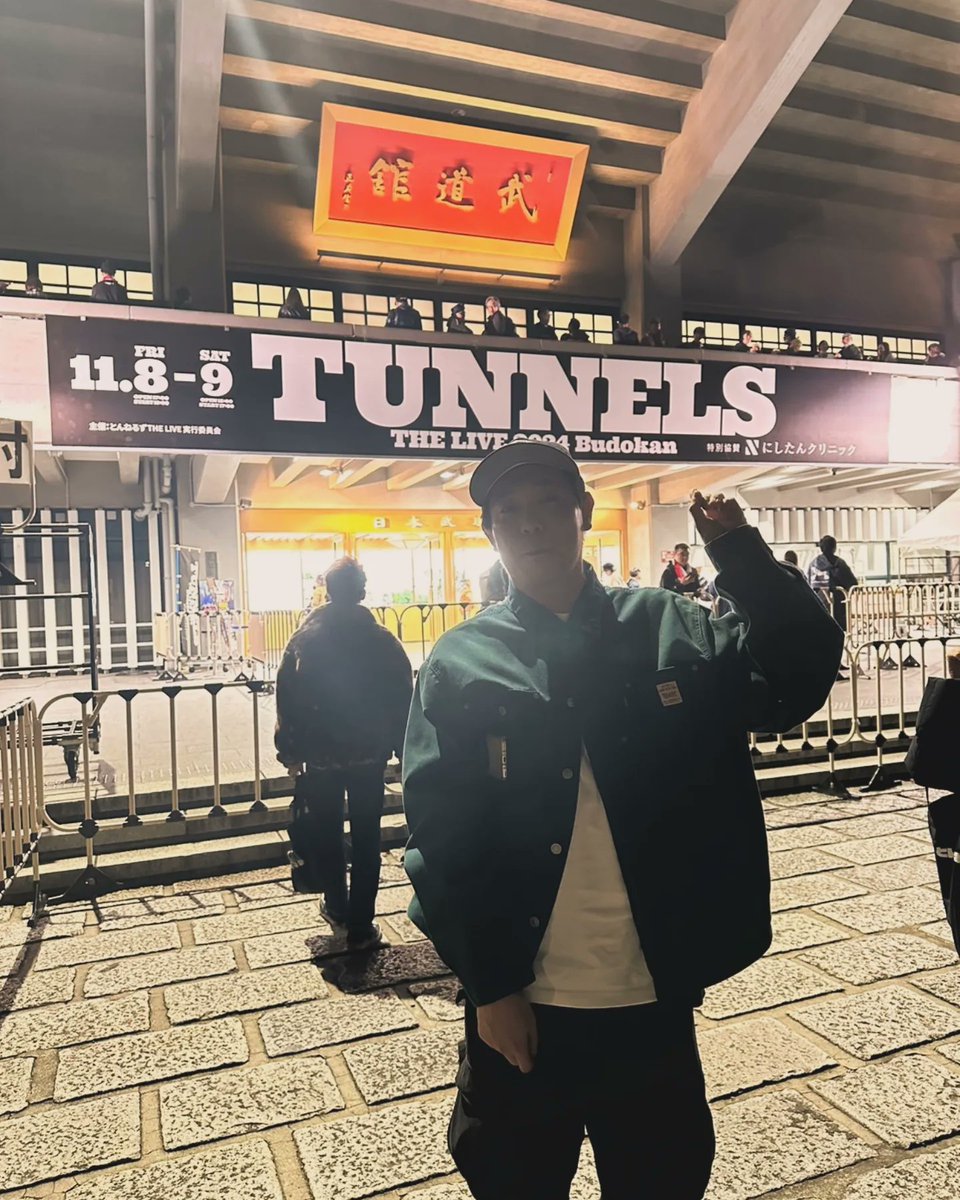 ThanksFamily's tweet photo. 最高な贅沢な時間をありがとうございました😢

パンパンに埋まりに埋った
武道館での！とんねるず！

幼い頃に親からテレビを観ながら
スリッパでパァーンと頭を叩く映像を見て。

「これがお約束ってやつだぞ！」って教わりました。笑

今でも変わらない"とんねるず"が
居る事が本当に心の支えです https://t.co/LrcD0Br9Dg