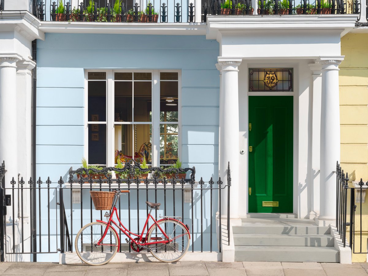 Always a pleasure to supply to the Browns at 32 Windsor Gardens...

Spot the #Pashley #bicycles when #PaddingtoninPeru is released today 🎞 

A privilege to share the screen (for the third time) with our very favourite bear.

Photo Credit: Simone Morciano

#Paddington