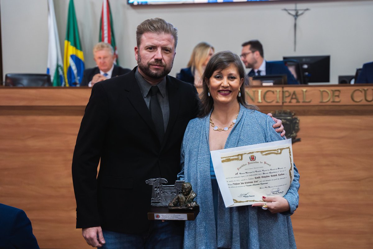 Entrega do Prêmio Professor João Crisóstomo Arns para a minha homenageada, Camile Gonçalves Hesketh Cardoso, idealizadora da Fora do Quadrado.
Parabéns pela sua dedicação e trabalho na área da educação.