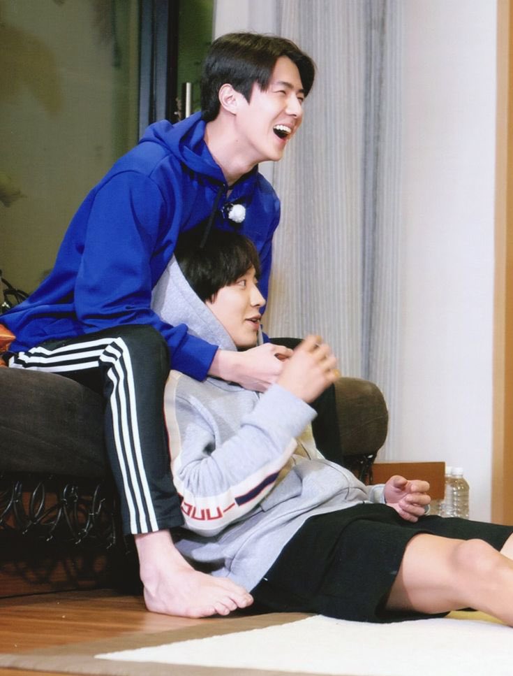 just me and my hubby liatin 5 bocil yang bikin pening kepala ☺️