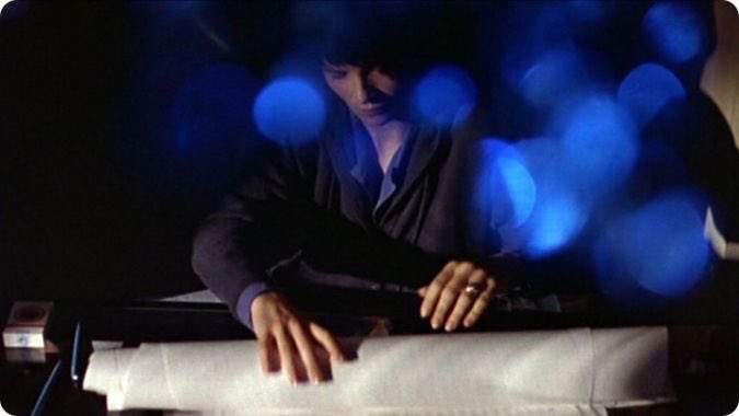 Jopolkadot's tweet photo. Trois Couleurs: Bleu

Krzysztof Kieślowski
1993 https://t.co/calkRVDUjV