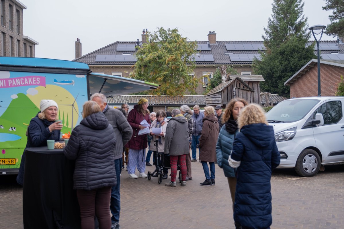 DICHTBIJ | De 54 woningen aan het Jan van Gilsehof in Utrecht zijn al een tijdje klaar, maar nu was er tijd om elkaar te ontmoeten! Dat vroeg om poffertjes en een (warm) drankje. #nieuwbouw #buren #utrecht