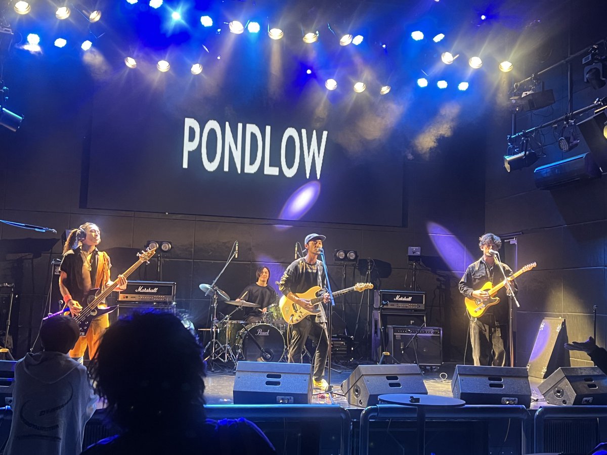 yo41i's tweet photo. PONDLOW
初見
オススメ！って言われましたので楽しみでした。メインボーカルは真ん中の方ですがギターの方も唄ってました。FIREって曲がベースのイントロから始まりアップテンポでめっちゃかっこよかったです！
ラスト3人でコーラスの曲も好みでした！
たこ焼きまた
たくさんたべに来てください🐙🔥 https://t.co/J3rlyVHNAL