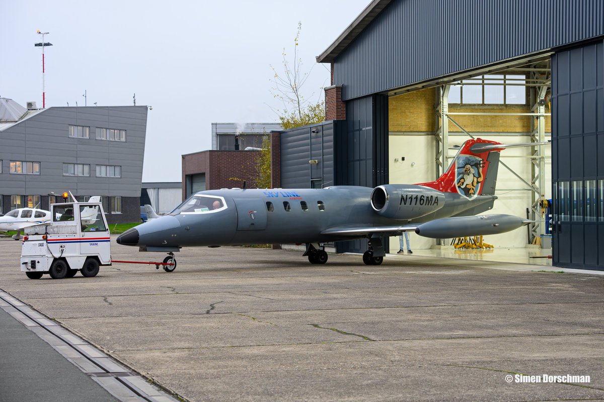 Na twee intensieve WIC weken vanaf vliegbasis Leeuwarden terug in de hangar op Groningen Airport Eelde. N116MA Learjet 36A Skyline Aviation.