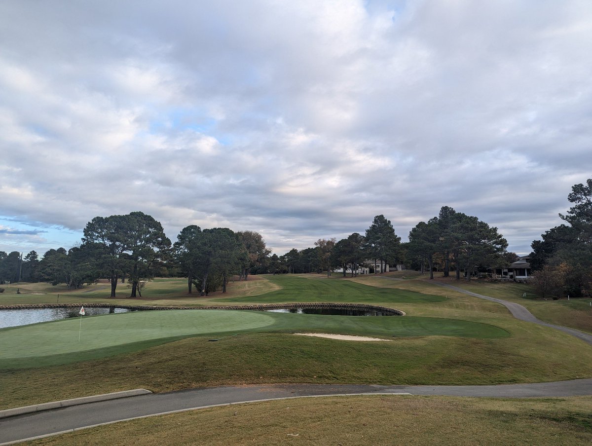 Fantastic results from <a href="/fdccagronomy/">Fox Den CC Agronomy</a> utilizing the fall color program from <a href="/SimplotTurf/">Simplot Turf & Horticulture</a> . This is such a simple way to make them say “Wow!”