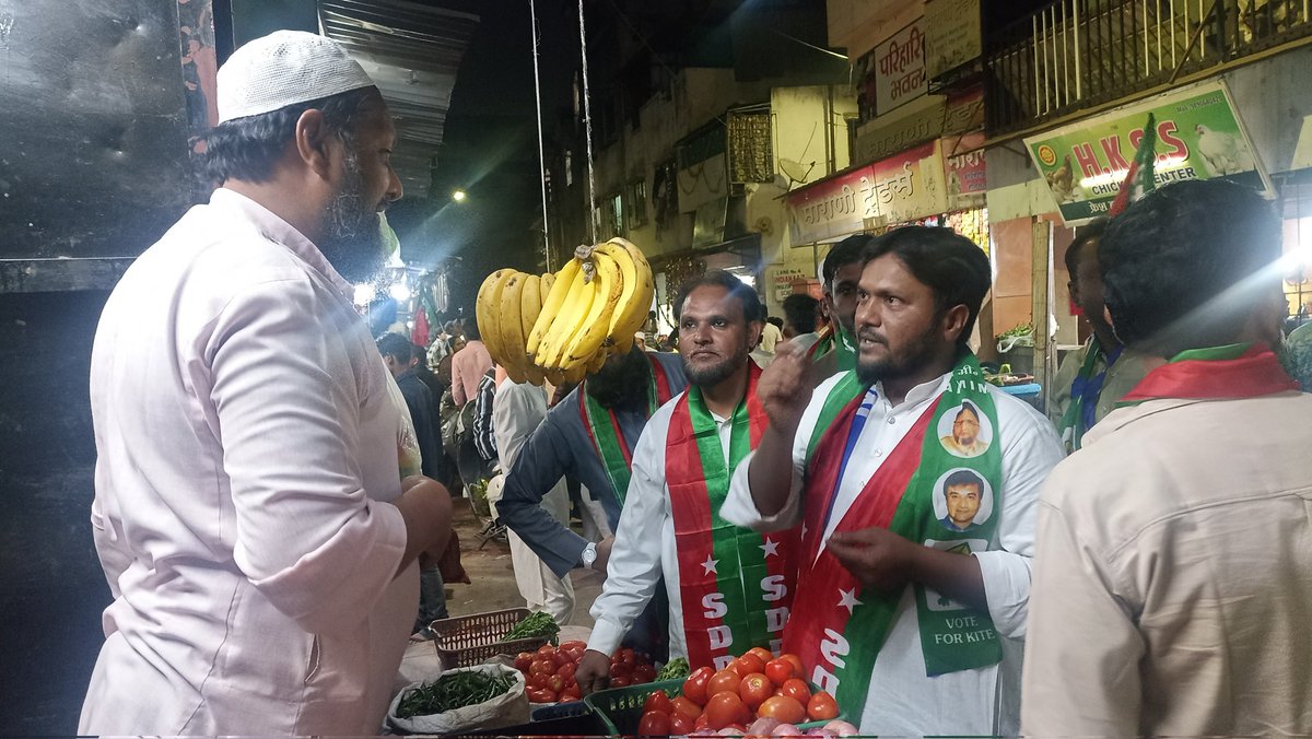 AzharIND's tweet photo. #SDPI पार्टी के हडपसर उम्मीदवार अज़हर तांबोळी का अशरफनगर में पैदल दौरा
चुनाव चिन्ह - 'ऑटो रिक्षा'
नंबर - 5
20 नवम्बर को ऑटो रिक्षा का बटन दबाना हैं.
#SDPI #sdpipune #Vote4SDPI #hadapsar #hadapsarvidhansabha #azahartamboli #sdpimaharshtra #sdpipune #hadapsarpune https://t.co/i8HFSnJd9A