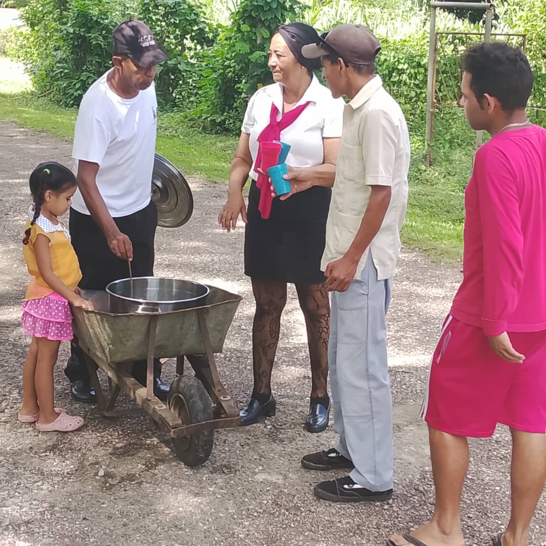 AlvarezRaisel's tweet photo. La Empresa Municipal de Comercio Masó no se detiene, cada día haciendo más por el pueblo ya que ellos son nuestra razón de ser.
#ComercioCuba
#MINCIN
#GECOG https://t.co/VSaZyeR8MA