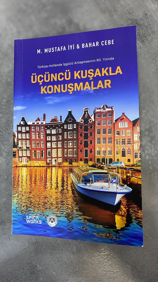 M. Mustafa İyi ve Bahar Cebe, 60 yılı tamamlamış bir hikayeyi 60 ayrı hikaye ile ortaya koyuyor. 
Kitapta, Hollanda’daki üçüncü kuşak konuşuyor. Kime göre yurt içi/yurtdışı sorusunu idrakimize sunuyor. 
Sahadan bir çalışma olarak alana önemli bir katkı yapıyor. Emeğinize sağlık…
