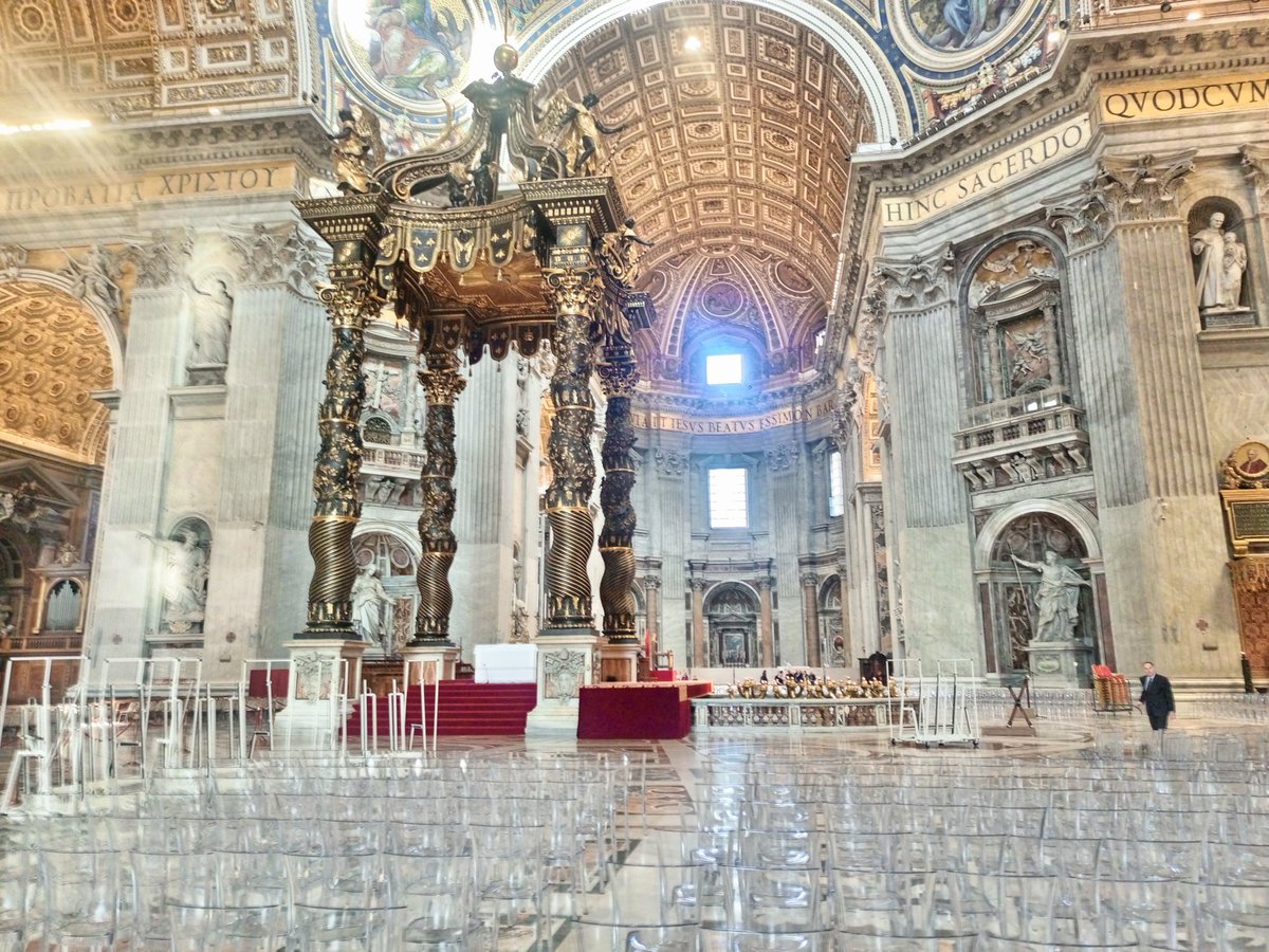 #Vatican Aujourd'hui j'ai prié pour toi devant la crypte de Saint Pierre Apôtre, devant la tombe de Saint Jean-Paul II, St Jean XXIII, Pape Benoît XVI et bien d'autres Papes. Que Dieu te bénisse +