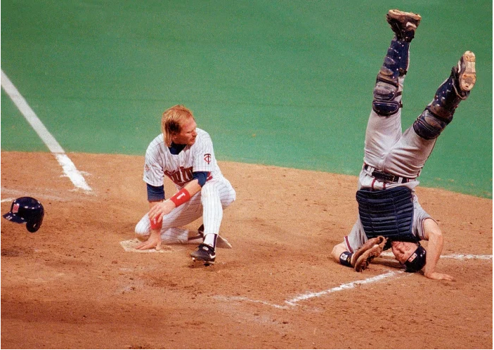 Dan Gladden watches Greg Olson during the 1991 World Series, complete what would have been, this summer, a gold medal winning freestyle break dancing routine
#OlympicGames #twins