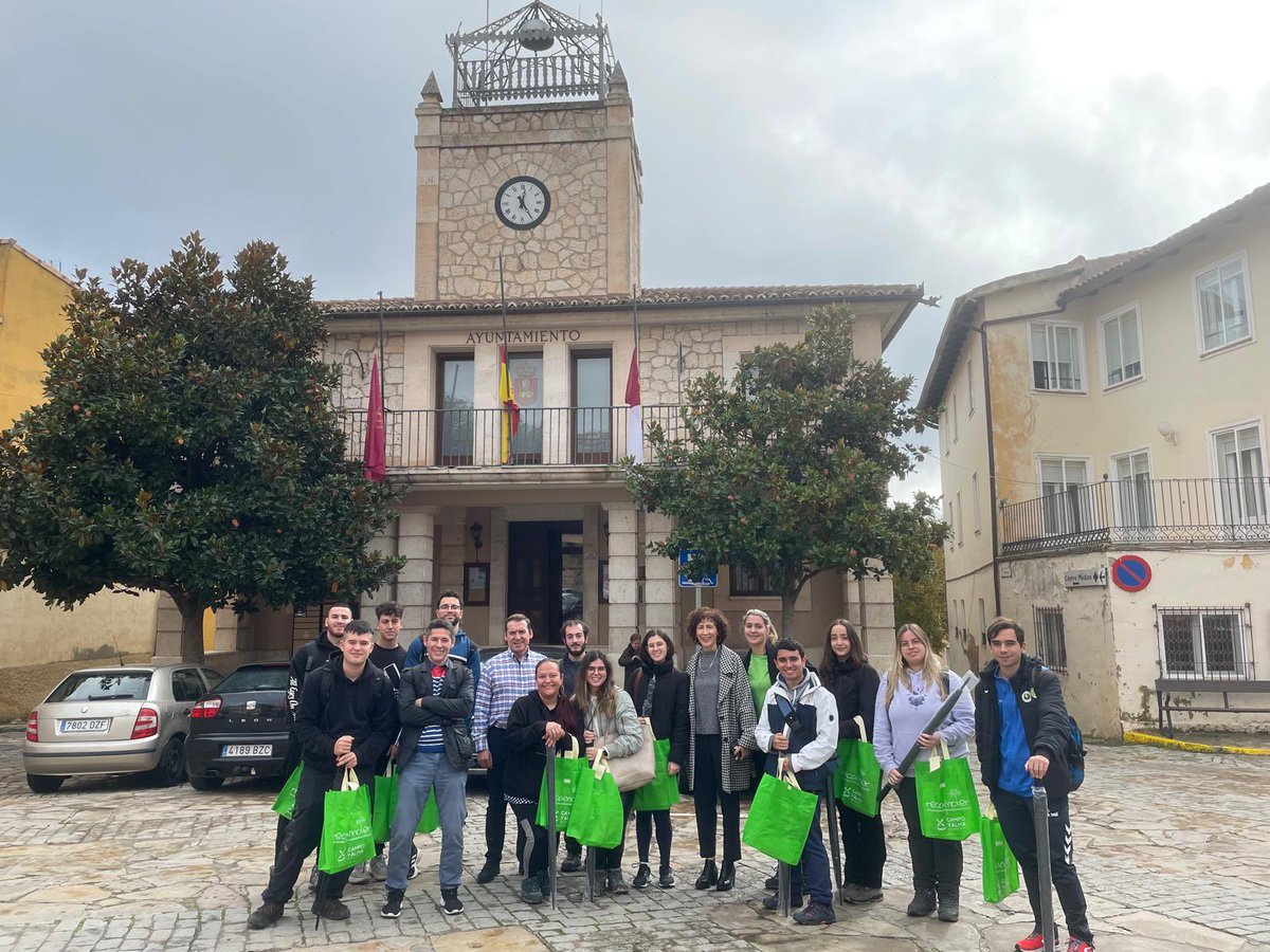 Hoy han venido a vernos los estudiantes de Ciencias Ambientales de la UAH 🌍📚 a FADETA y RECAMDER. Han comprobado la importancia de los Grupos de Desarrollo Rural para impulsar el desarrollo sostenible 🌱 y fortalecer nuestras zonas rurales 🏞️