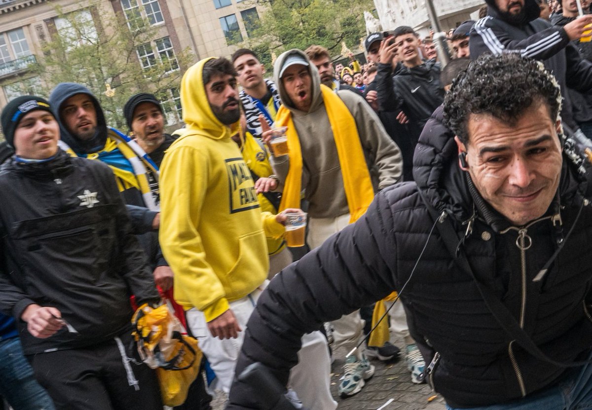 Wat een krankzinnig beeld dit. De Macabi-supporter uiterst links staat, oh ironie, met een Davidster op zijn jas bij het monument op de Dam waar we 4 mei nog stonden met kransen, te genieten van een pro-Palestijnse jongen die in paniek wegvlucht met een kwak mayo op zijn hoofd.