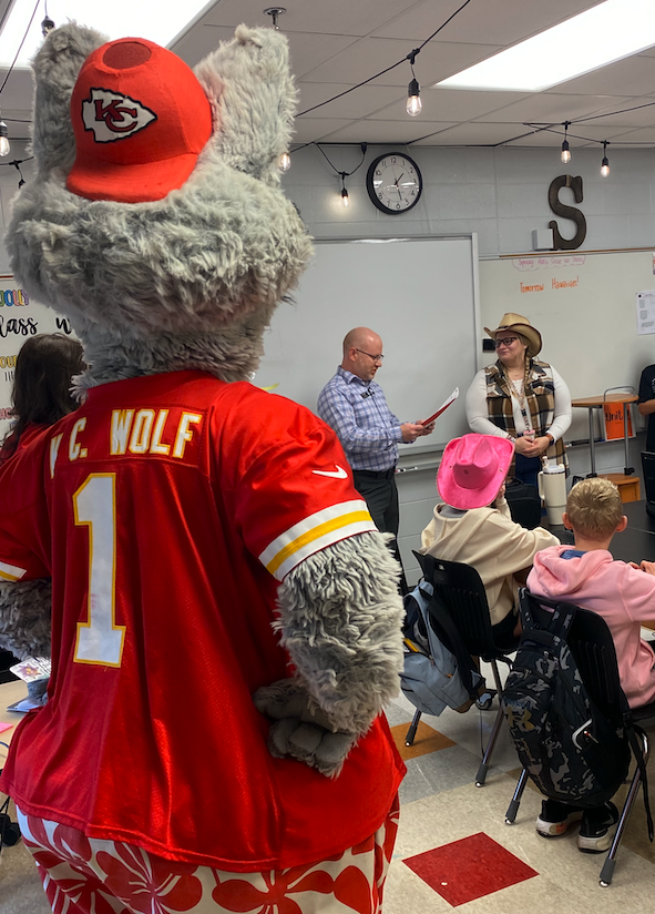 PSMSBV's tweet image. Last week, Natalie Svilarich was recognized by Hy-Vee &amp;amp; the Kansas City Chiefs as the KS recipient of Teacher Appreciation for her outstanding work at PSMS. Mrs. S received a surprise visit from Hy-Vee &amp;amp; the Chiefs and received 2 VIP tickets to a Chiefs game! Congrats Mrs. S!