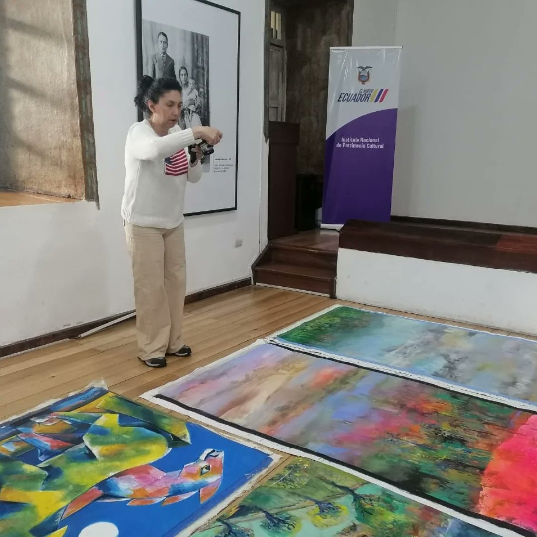INPCEcuador's tweet photo. #INPCInforma 📢
El @INPCEcuador trabaja para proteger y resguardar el patrimonio cultural de Ecuador. Parte de esta labor incluye el servicio de certificación de bienes culturales NO patrimoniales para su salida al exterior, un paso clave para verificar que estos bienes no pertenezcan al patrimonio cultural del país y puedan salir sin inconvenientes del territorio nacional.
En la Zonal 6 de Cuenca, su equipo técnico realizó la certificación de una valiosa colección de obras pictóricas de talentosos artistas plásticos, quienes en próximos días exhibirán sus creaciones en Canadá. 🎨 🖌️
Apoyemos a nuestros artistas y preservemos nuestra identidad cultural. 🌎
Conoce más sobre el proceso de certificación de bienes culturales no patrimoniales en el siguiente enlace: https://t.co/ZwrXKaW7jk
🤝 ¡Juntos por la protección del patrimonio cultural de Ecuador!
#ElNuevoEcuadorResuelve 🇪🇨