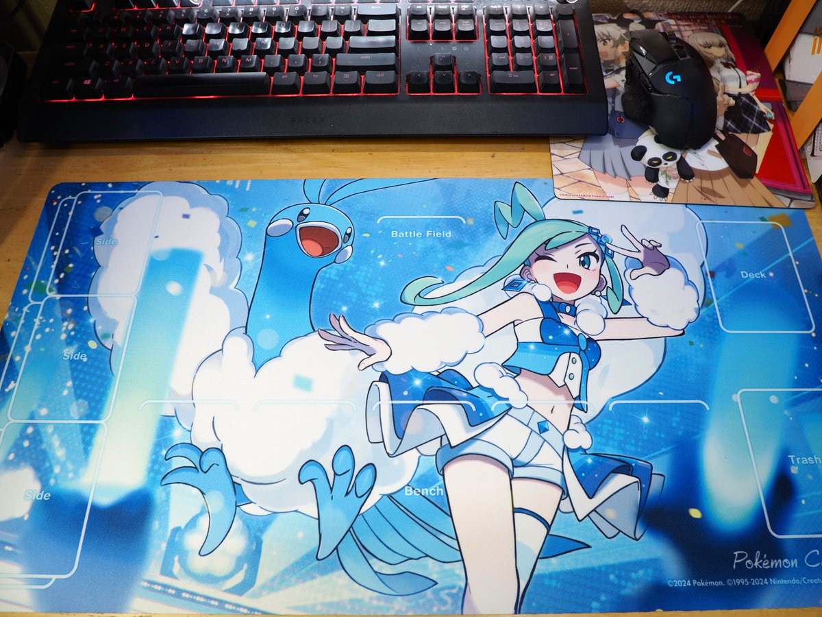 「うっかりTCG再開してしまいそうなデスクマットが届きました(ポケセンオンラインに」|ぜっぷらのイラスト