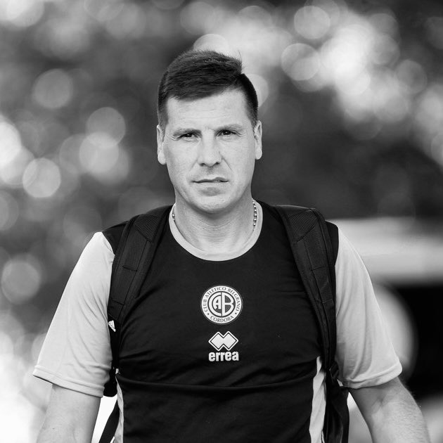 🚨 TRAGEDIA EN EL FÚTBOL ARGENTINO 🚨 

💔 Juan Cruz Real, de 48 años, ha sido encontrado vivo y dando indicaciones al plantel de Belgrano, en el predio Armando Perez