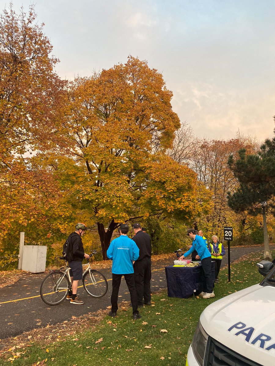 SROttawa's tweet photo. L’événement Feux sur les vélos de cette année est terminé. Un grand merci à nos partenaires @OttawaParamedic, @IncendiesOttawa et @EnviroCentre , et à nos bénévoles de la Patrouille de sentiers d’avoir contribué à sensibiliser la population sur la sécurité à vélo. https://t.co/a1XBjyeY9C