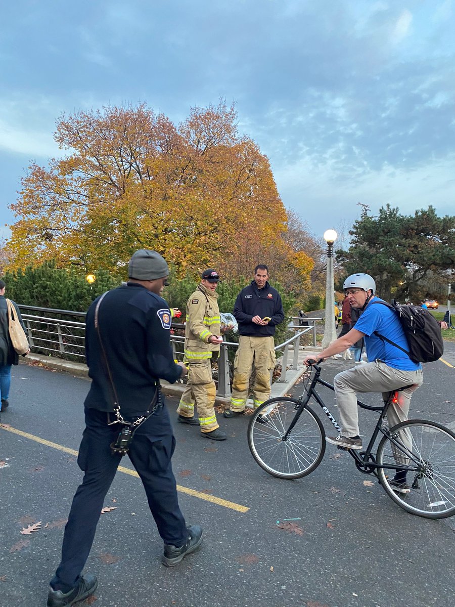 SROttawa (@srottawa) on Twitter photo L’événement Feux sur les vélos de cette année est terminé. Un grand merci à nos partenaires <a href="/OttawaParamedic/">Ottawa Paramedic Svc | Service paramédic d'Ottawa</a>, <a href="/IncendiesOttawa/">Srv Incendies Ottawa</a> et <a href="/EnviroCentre/">EnviroCentre</a> , et à nos bénévoles de la Patrouille de sentiers d’avoir contribué à sensibiliser la population sur la sécurité à vélo. L’événement Feux sur les vélos de cette année est terminé. Un grand merci à nos partenaires <a href="/OttawaParamedic/">Ottawa Paramedic Svc | Service paramédic d'Ottawa</a>, <a href="/IncendiesOttawa/">Srv Incendies Ottawa</a> et <a href="/EnviroCentre/">EnviroCentre</a> , et à nos bénévoles de la Patrouille de sentiers d’avoir contribué à sensibiliser la population sur la sécurité à vélo.