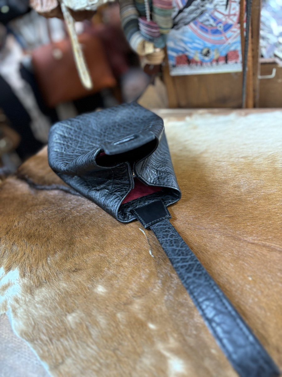 91Peek_A_Boo's tweet photo. 革屋さんとコラボ
アメリカンバイソンの巾着風バッグ
開口部は敢えて紐ではなくマグネットでスマートに絞まるタイプに‼️
裏地は開けた時にインパクトがある赤に。

近日発売 https://t.co/2xnhBPGvgE