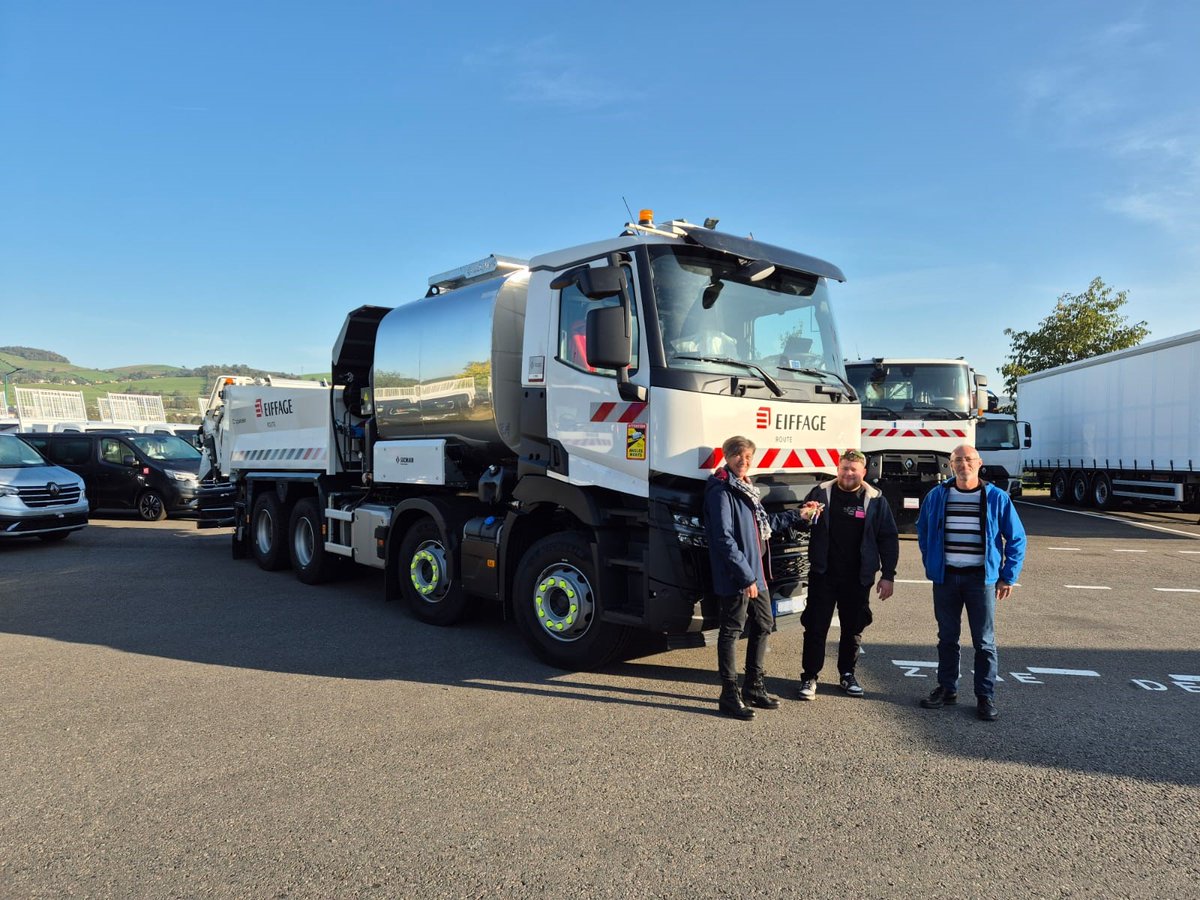 Fauretrucks's tweet photo. Nouvelle #livraison  ! 🚛🎉

Un châssis Renault Trucks C480 8x4, dénommé PATA et équipé d'un bi-répandeur et d'une rampe avant télescopique de 4,40 mètres

Ce véhicule tout-en-un est conçu pour transporter du gravillon, appliquer le liant et tasser le tout efficacement 👷🏼🚧 https://t.co/cvXXzwqy7G