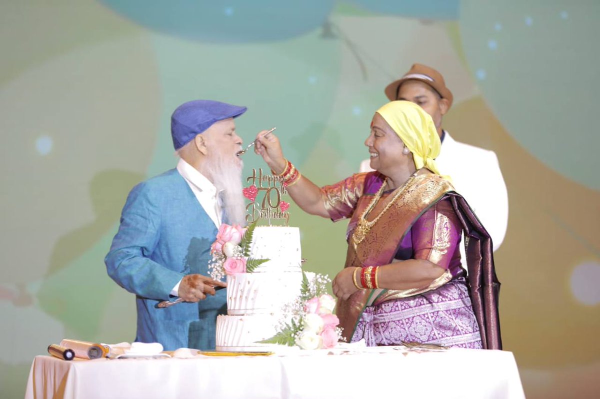 GuruTattvaWorld's tweet photo. A grand cake-cutting celebration marked the auspicious occasion of #Swamiji’s #birthday in Singapore, with hundreds of devoted followers gathering to honor and celebrate his #legacy. 

🌺🌺🌺 https://t.co/XbImpRjzqJ