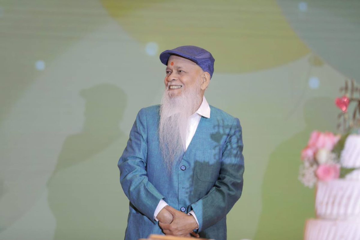 GuruTattvaWorld's tweet photo. A grand cake-cutting celebration marked the auspicious occasion of #Swamiji’s #birthday in Singapore, with hundreds of devoted followers gathering to honor and celebrate his #legacy. 

🌺🌺🌺 https://t.co/XbImpRjzqJ