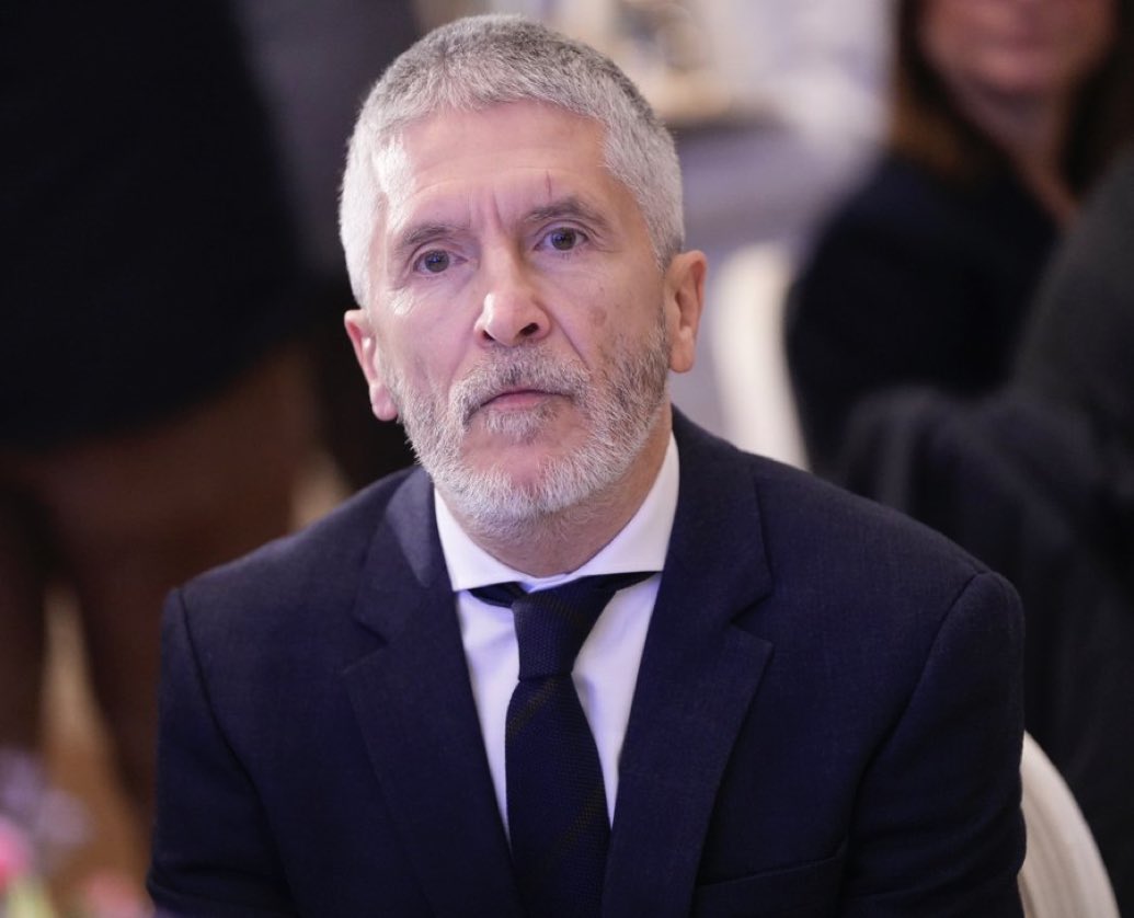 El sanchismo lo infecta todo, lo envenena todo, no sé qué les da o qué les promete, el caso es que consigue q gente con un currículum, como Marlaska, terminen perdiendo todo su prestigio, toda su trayectoria, toda su dignidad, por defender lo indefendible, qué gran decepción…