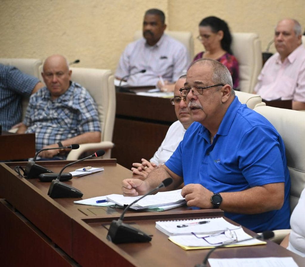 En Consejo de Defensa Nacional, <a href="/VicentedelaO2/">Vicente de la O Levy</a>
informó q Sistema Electroenergético Nacional está sincronizado. Se trabaja en occidente en celaje de circuitos, levantamiento de postes y tendido eléctrico. #LaHabana empezó a recibir corriente y tiene 81 MW “servidos”. #FuerzaCuba