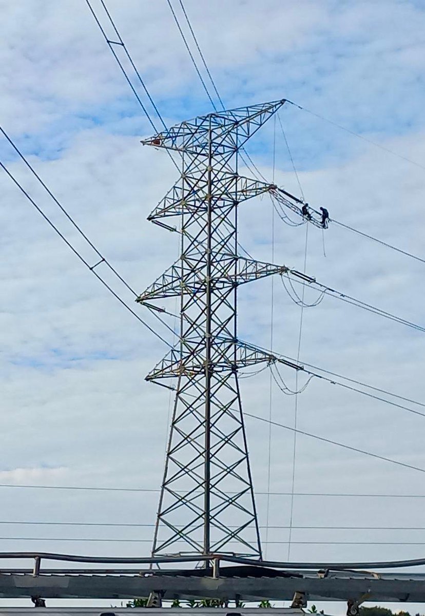 RedElectricaREE's tweet photo. 🔵Hoy hemos completado la puesta en servicio del tercer circuito de emergencia provisional de 220 kV en la provincia de #Valencia. Un refuerzo y apoyo adicional que desde la red de transporte se ofrece al sistema eléctrico valenciano.

🙏 Agradecimiento a nuestros equipos por su compromiso con #València.

#Dana